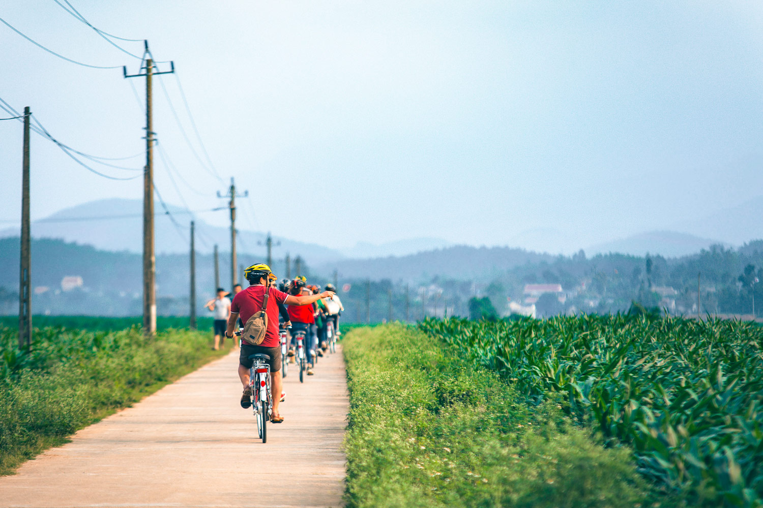 Đạp xe dạo quanh, khám phá những ngôi làng, những cánh đồng ngô xanh mướt.