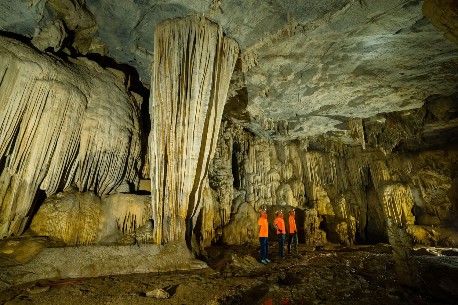 Chiêm ngưỡng những khối thạch nhũ kỳ ảo trong hang động.