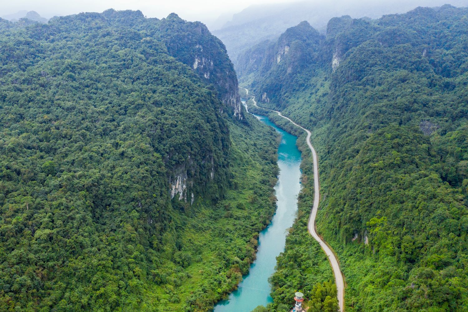 Quảng Bình được thiên nhiên ban tặng cho cảnh quan thiên nhiên hùng vĩ, với những dòng sông uốn lượn quanh các dãy núi đá vôi.