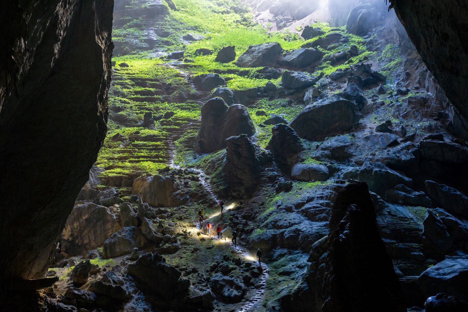Trải nghiệm trekking hang Sơn Đoòng là hành trình thách thức bản thân và chạm đến vẻ đẹp của thế giới tự nhiên.