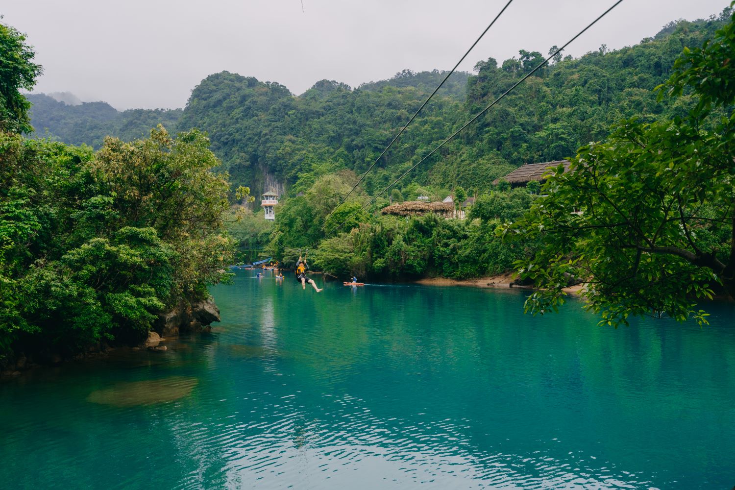 Trượt Zipline là hoạt động du lịch được du khách yêu thích nhất tại Sông Chày - Hang Tối.
