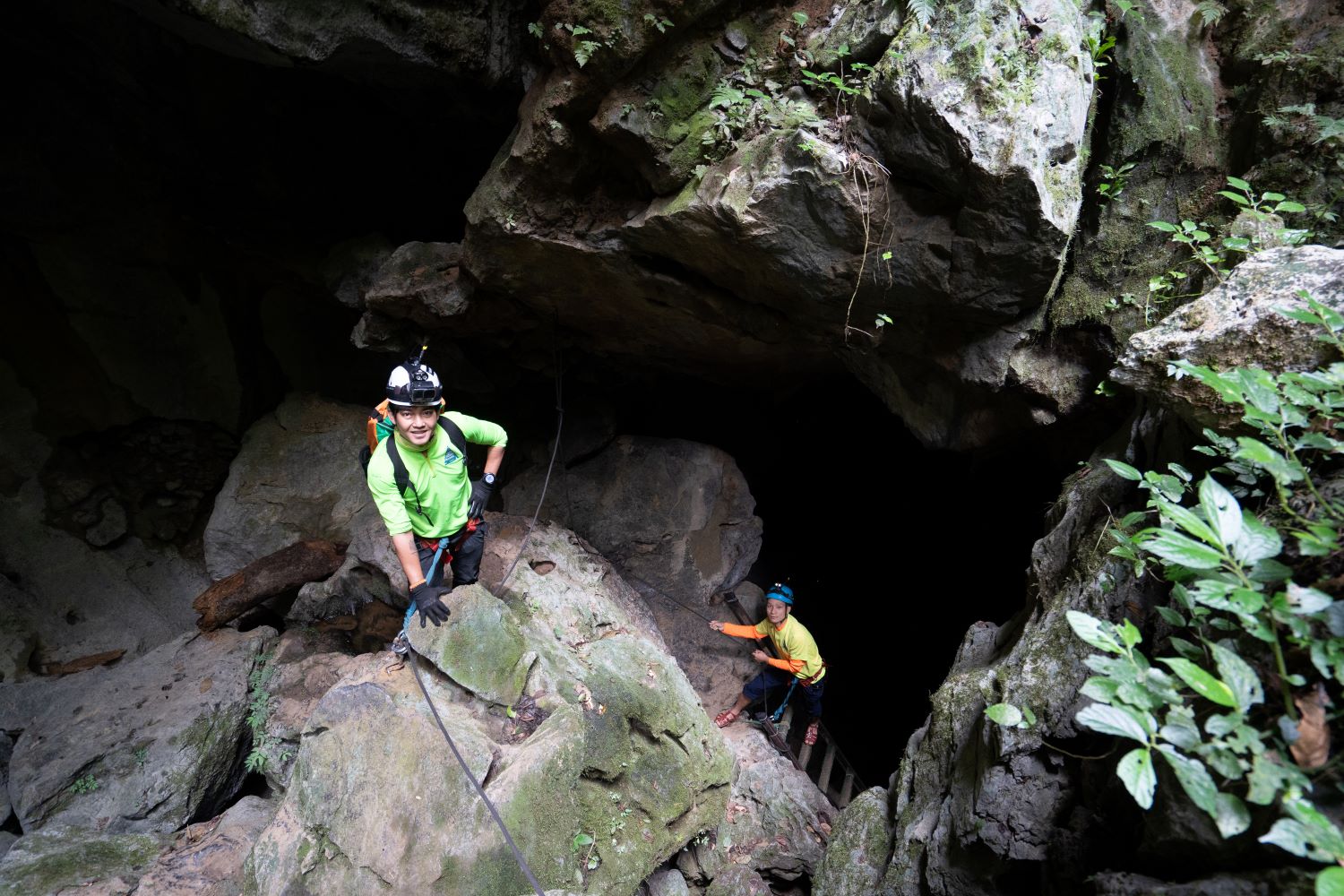 Du khách sẽ được sắm vai “nhà thám hiểm hang động” khi được trang bị thiết bị an toàn để leo lên cửa hang.