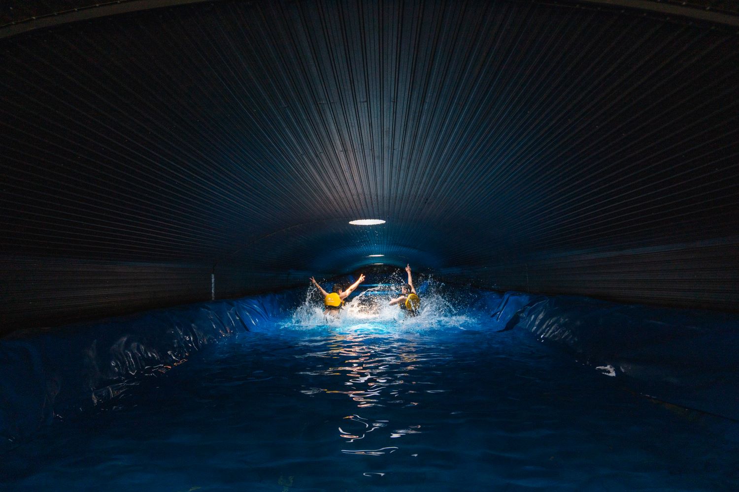 Hồ bơi ngầm mát lạnh, mô phỏng những hang nước ngầm ở khu vực VQG Phong Nha-Kẻ Bàng.
