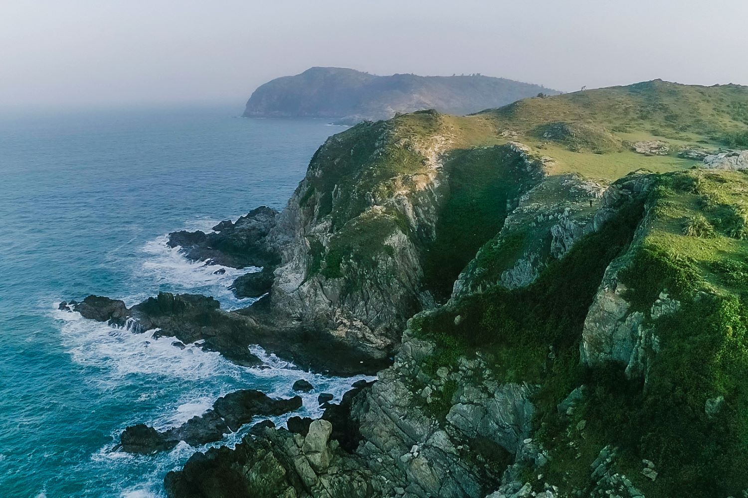 Vũng Chùa Đảo Yến - nơi tĩnh lặng giữa trời biển, nơi hồn thiêng của Đại tướng Võ Nguyên Giáp an nghỉ.