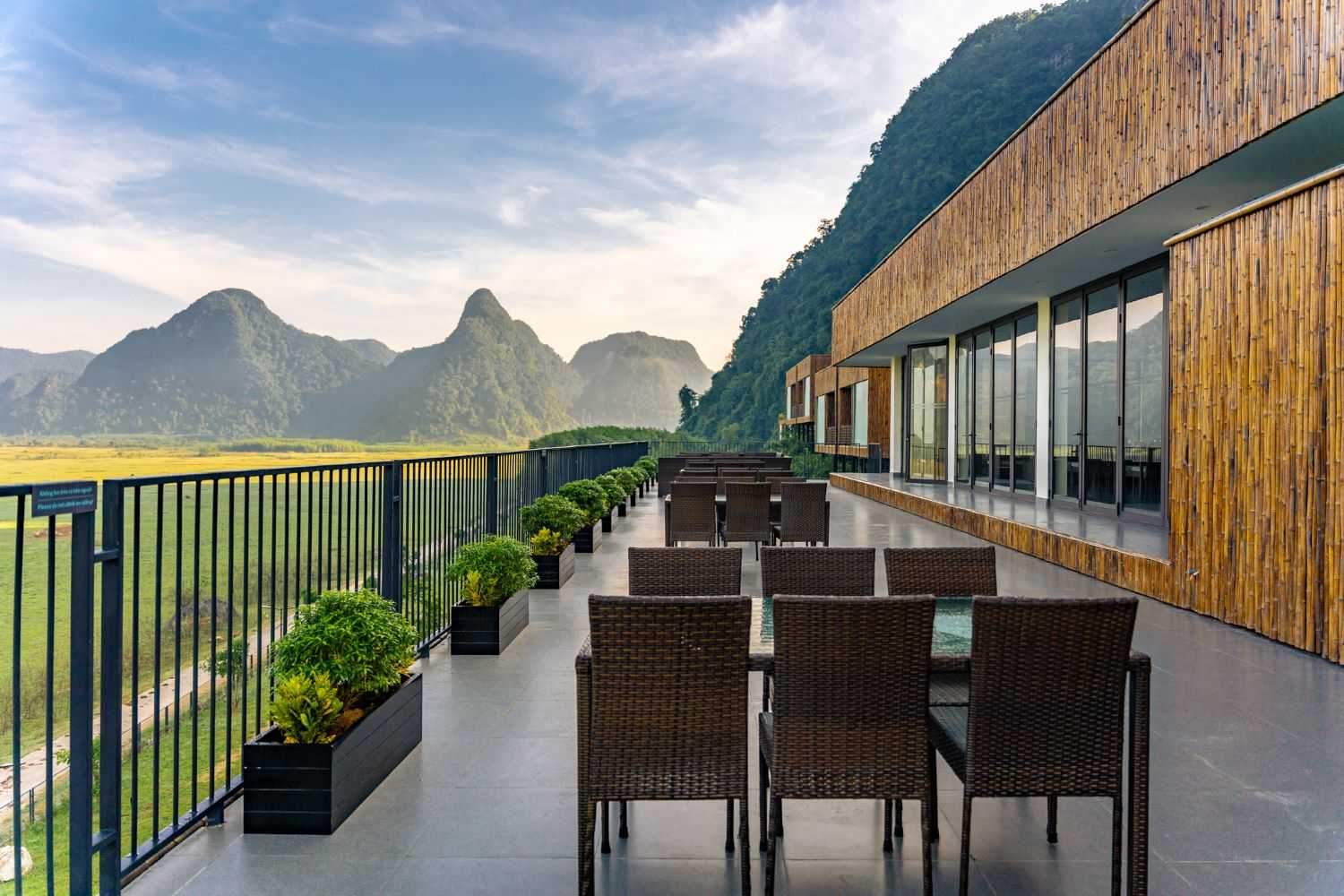 Nhà hàng Tú Làn Lodge là nơi du khách dừng chân thưởng thức nhiều món ăn địa phương và tận hưởng không gian làng Tân Hóa yên bình.