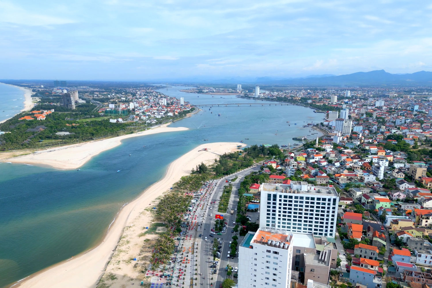 Đồng Hới có nhiều khách sạn, resort cao cấp ven biển.