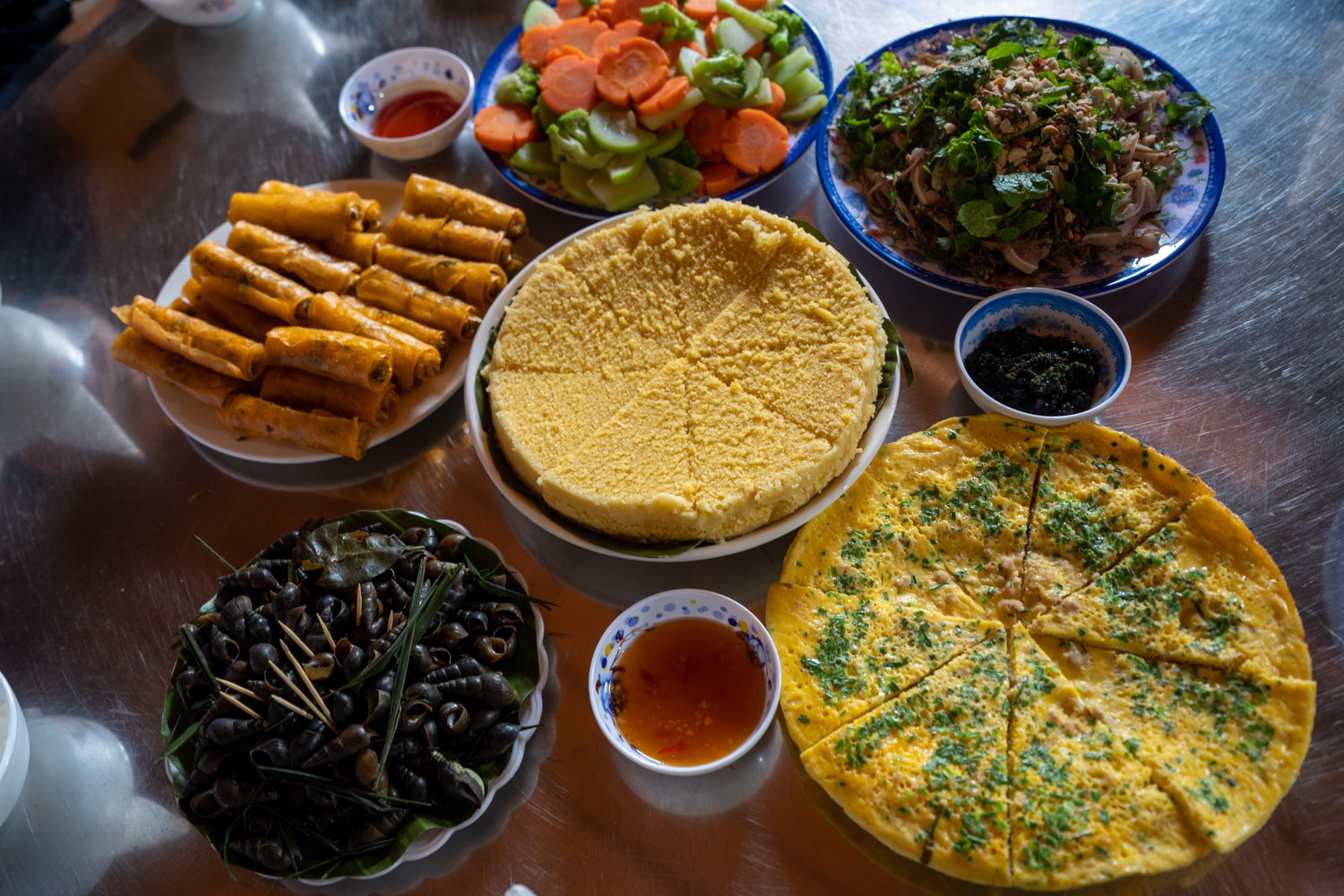 Các món ăn dân dã nhưng ngon miệng tại nhà người dân ở làng Tân Hóa.