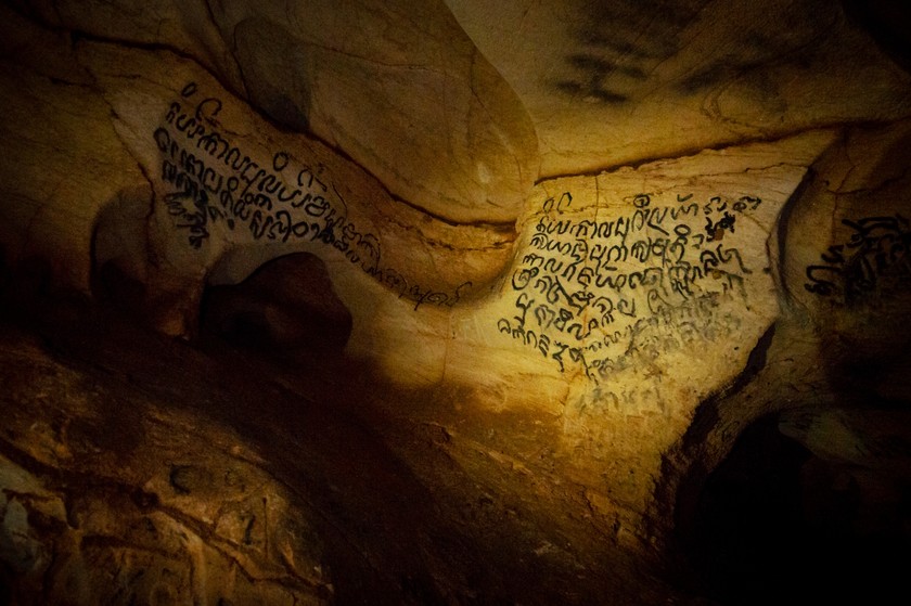 Những ký tự Chămpa cổ trên vách đá trong hang động.