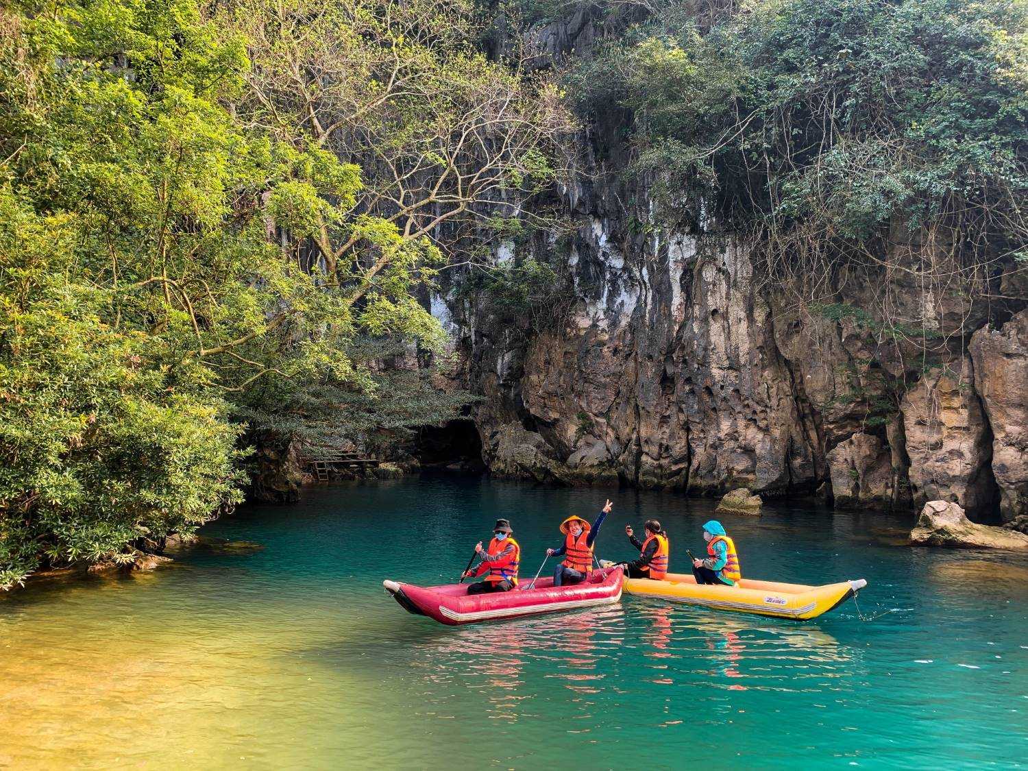 Chèo thuyền kayak trên sông Chày trong xanh và khám phá thiên nhiên.