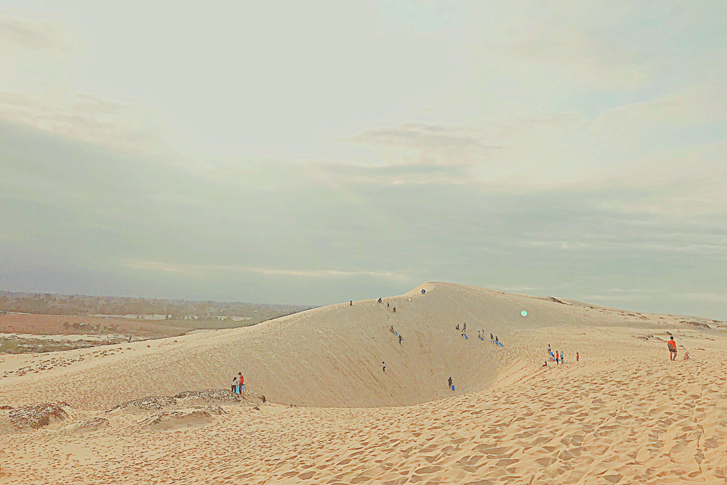 Những đụn cát trắng mịn trải dài tít tắp như một bức tranh thiên nhiên hùng vĩ.