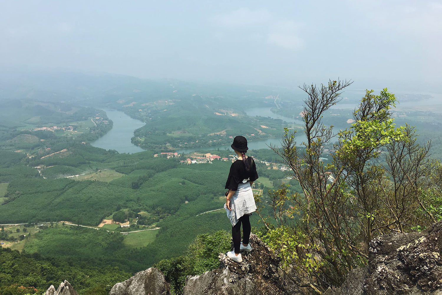 Chinh phục đỉnh núi Thần Đinh, du khách sẽ được chiêm ngưỡng khung cảnh thiên nhiên tuyệt đẹp.