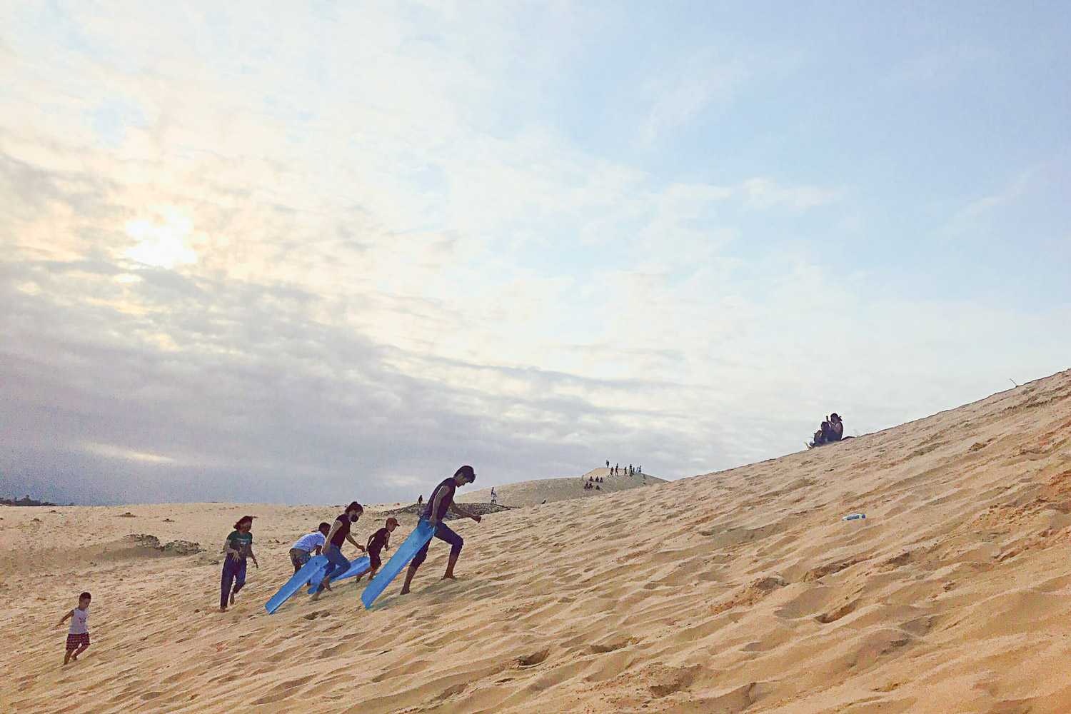 Hoạt động trượt cát thú vị không nên bỏ qua khi đến đồi cát Quang Phú.