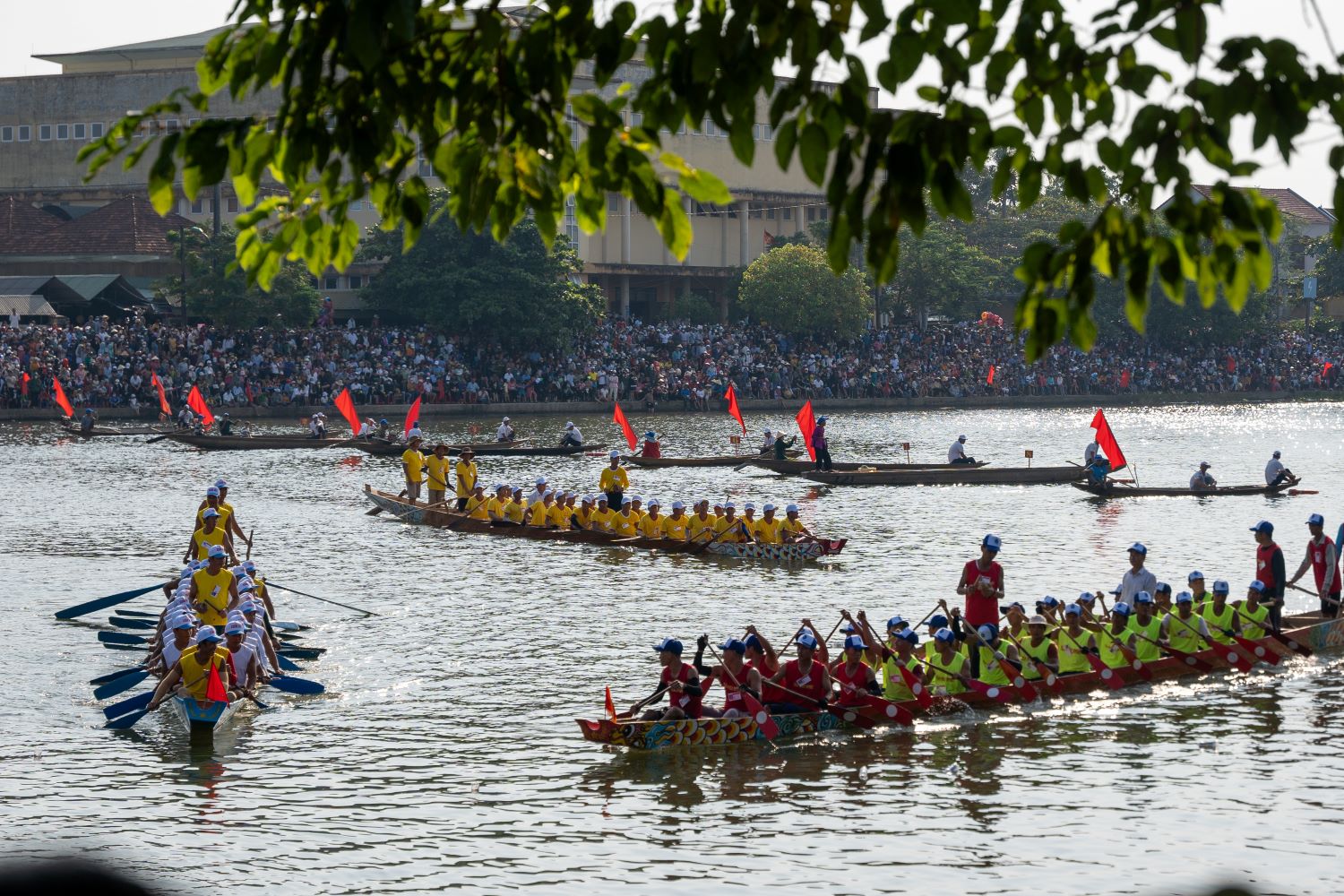 Lễ hội đua thuyền truyền thống trên sông Kiến Giang luôn thu hút rất đông người dân đến xem.