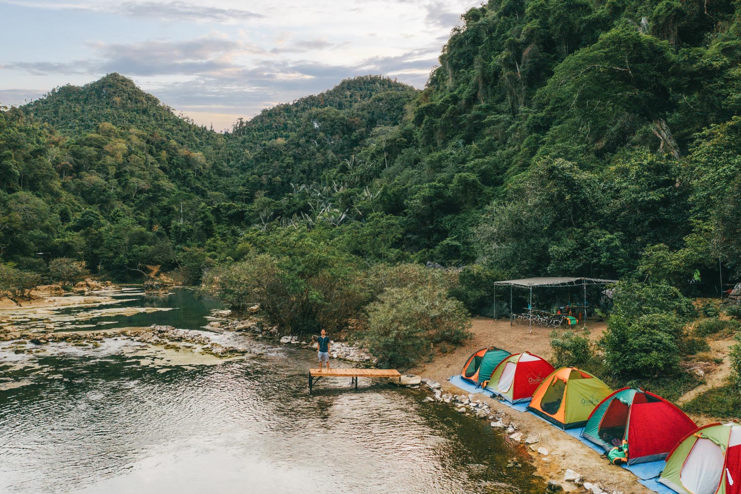 Bãi cắm trại Hang Tiên bên hồ nước tự nhiên.