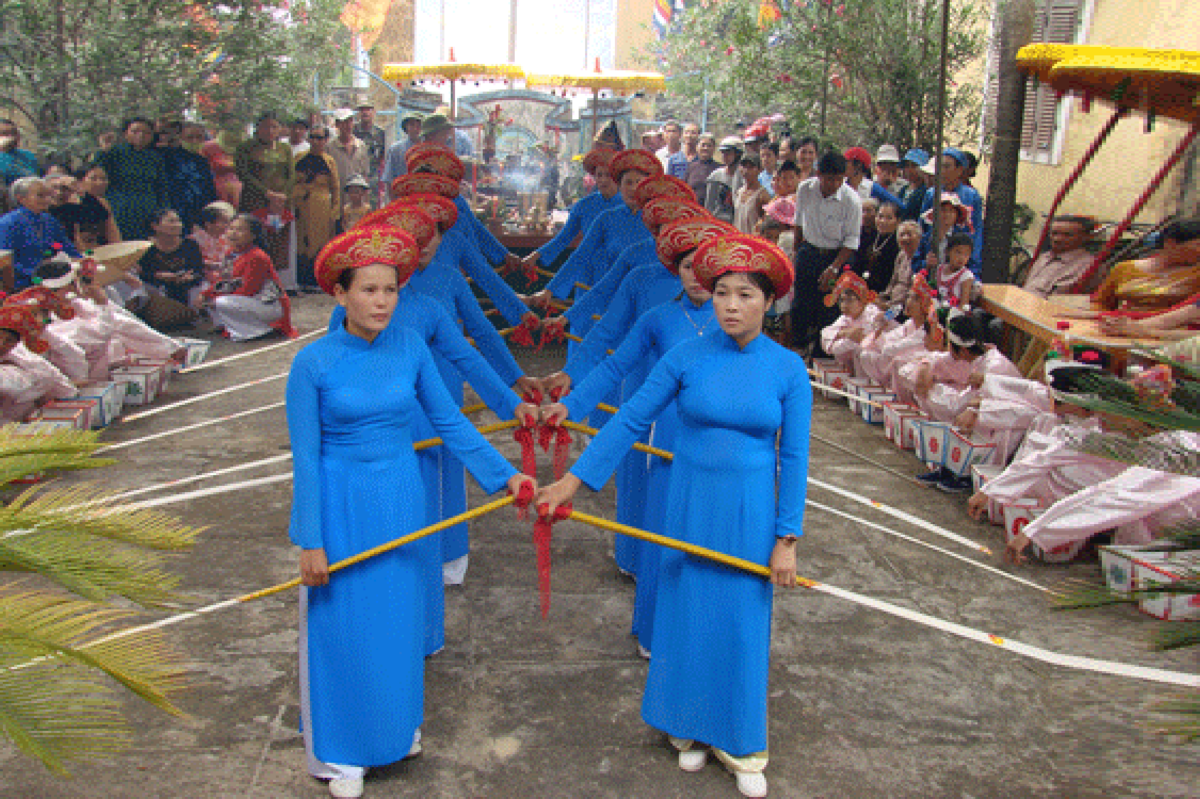 Nhiều nghi lễ được tiến hành trong lễ hội.