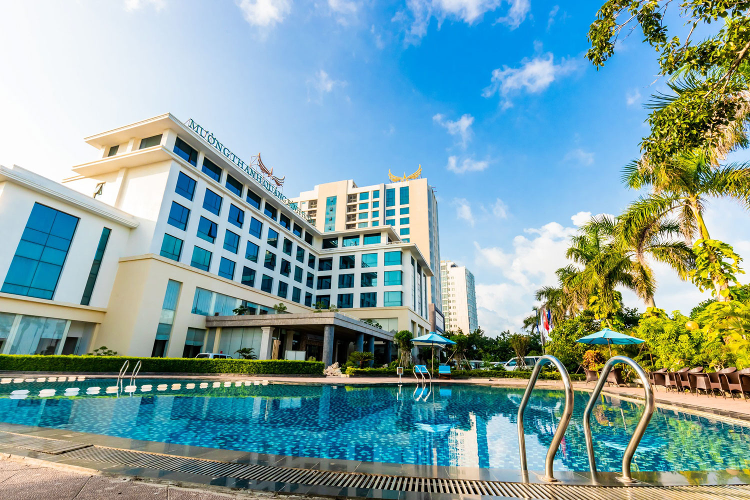 Khách sạn Mường Thanh có đầy đủ các cơ sở vật chất, đặc biệt là hồ bơi rộng.