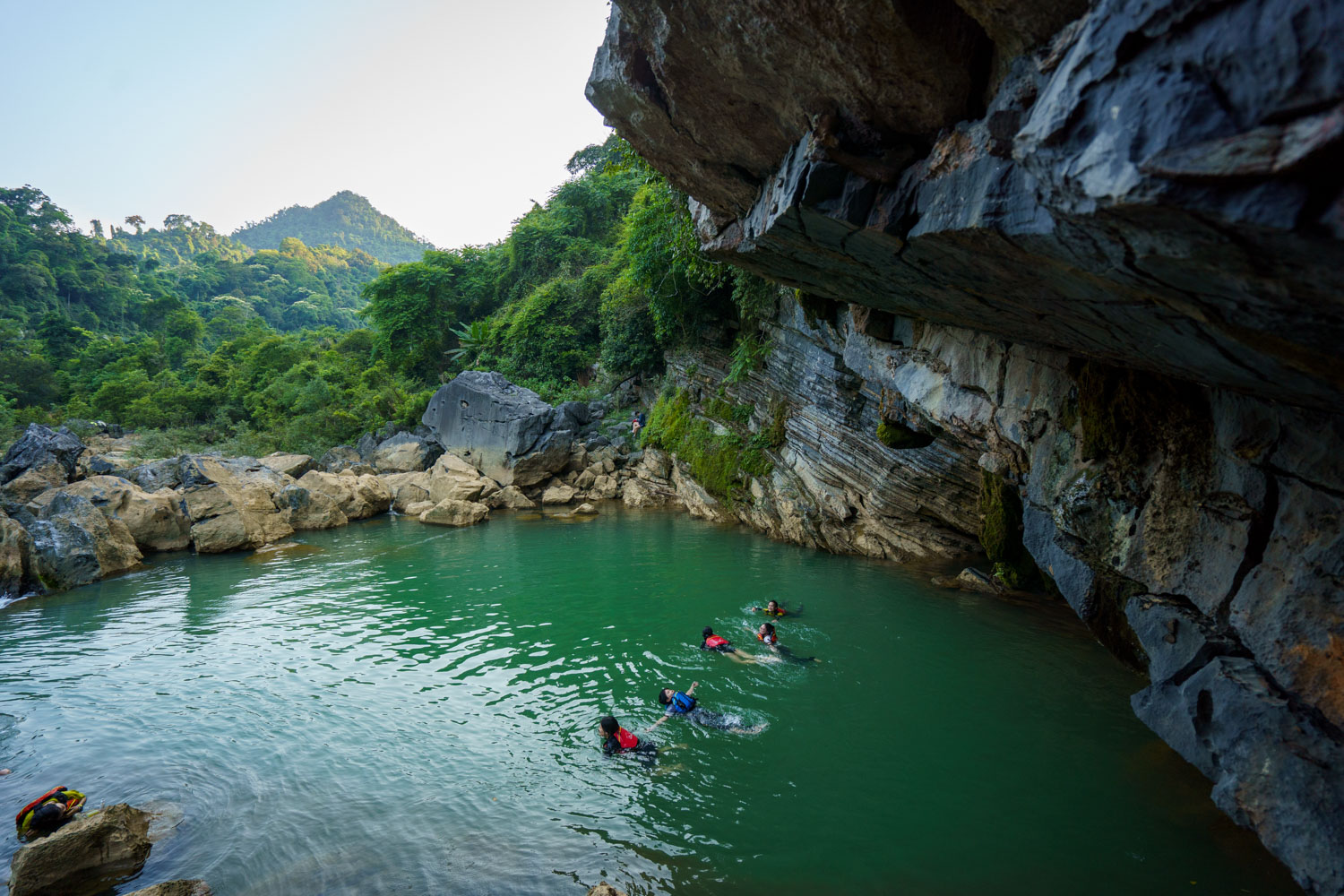 Trải nghiệm tại “hồ bơi vô cực” tại khu cắm trại Hang Tiên.
