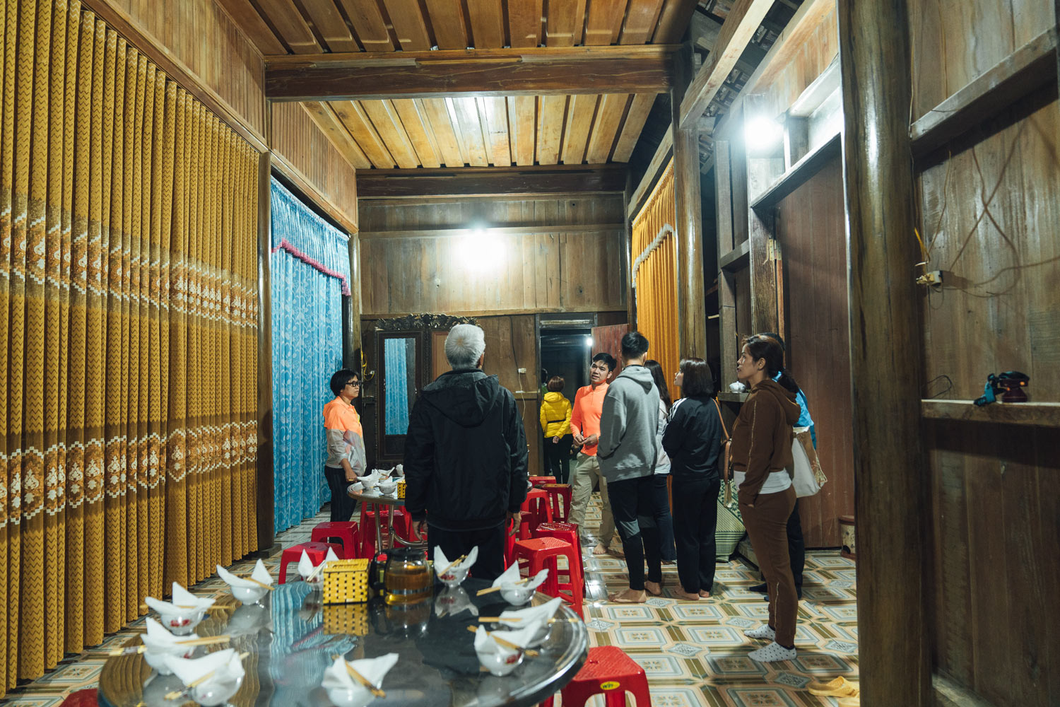 Du khách lắng nghe những chia sẻ về cách người dân Tân Hóa làm du lịch.