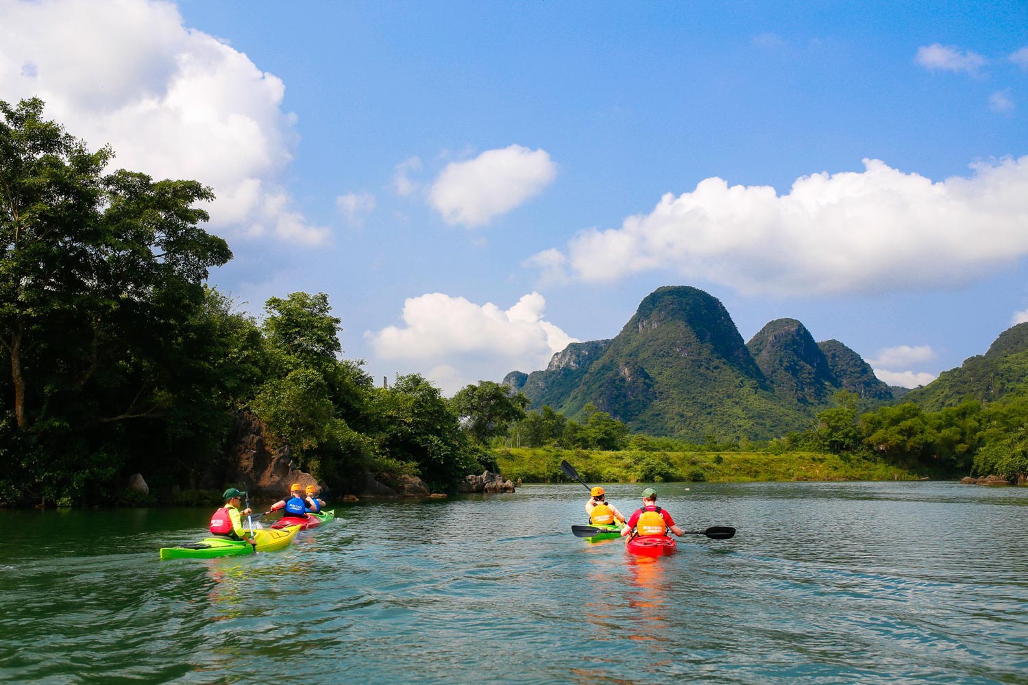 Trải nghiệm chèo thuyền kayak trên sông Chày.