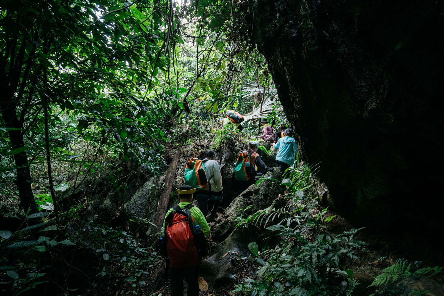 Hành trình trekking xuyên rừng, băng qua nhiều dốc đá.