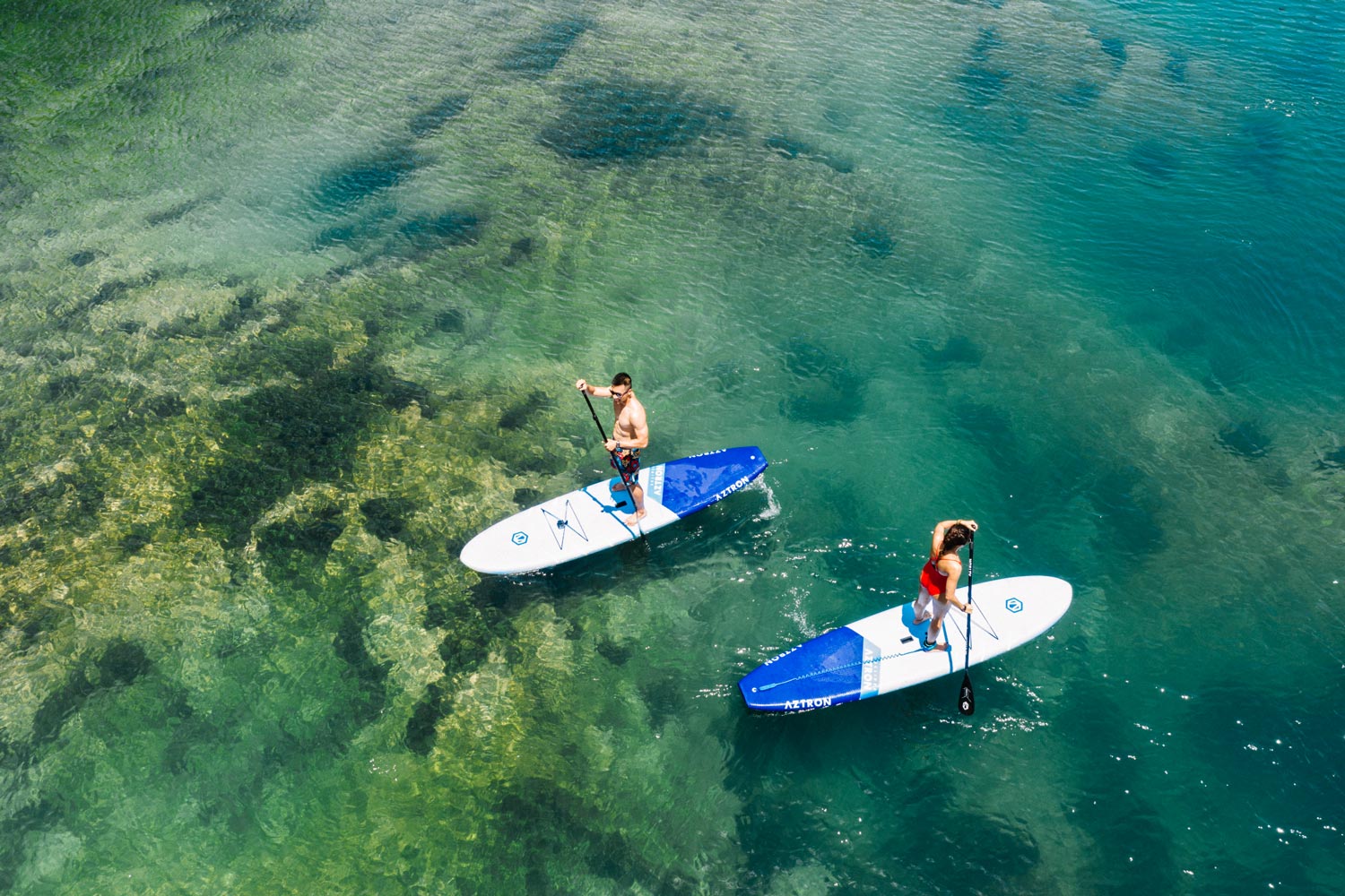 Chèo kayak trên làn nước trong xanh.