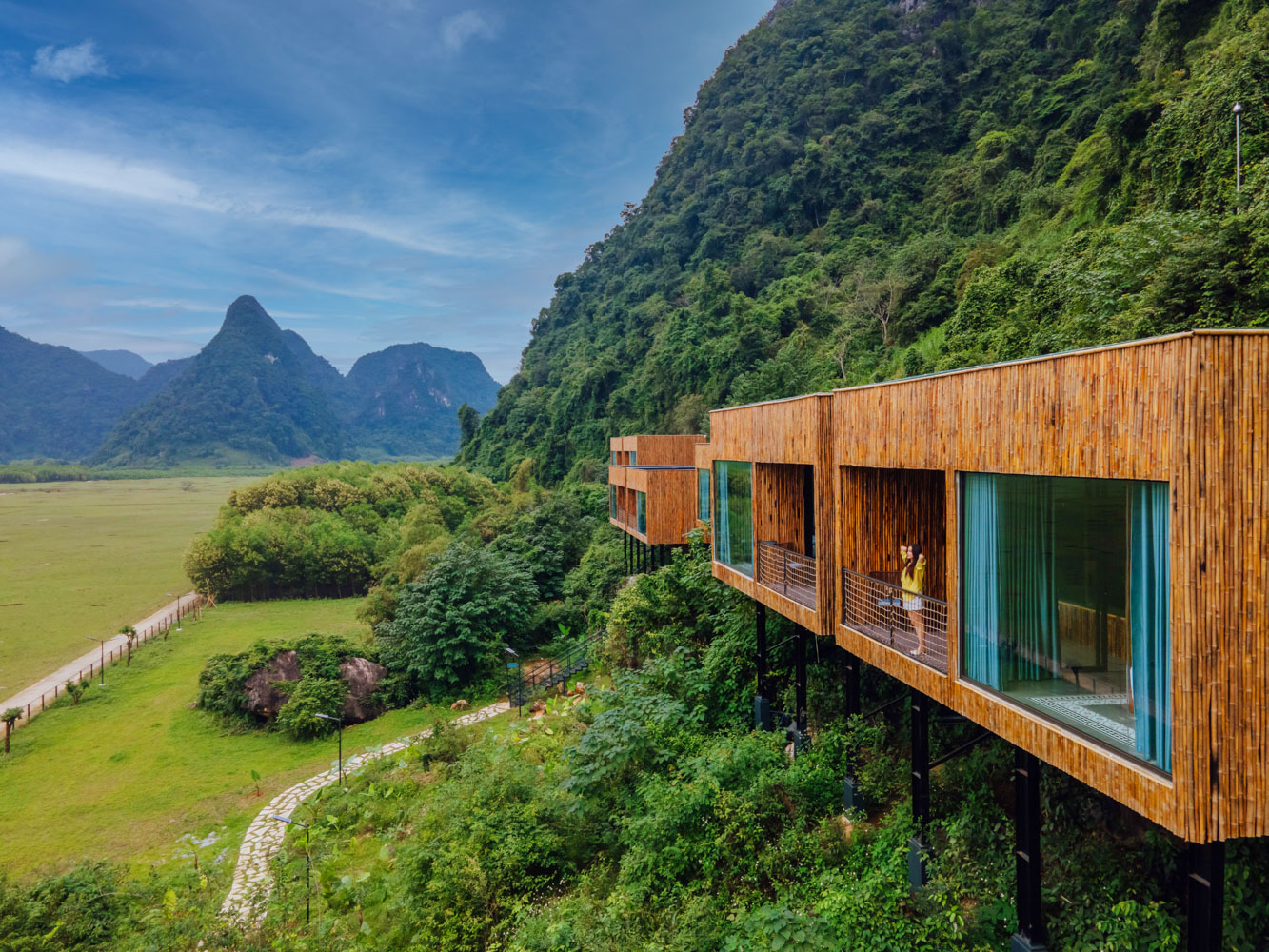 Khu nghỉ dưỡng Tú Làn Lodge được xây dựng bên sườn núi.