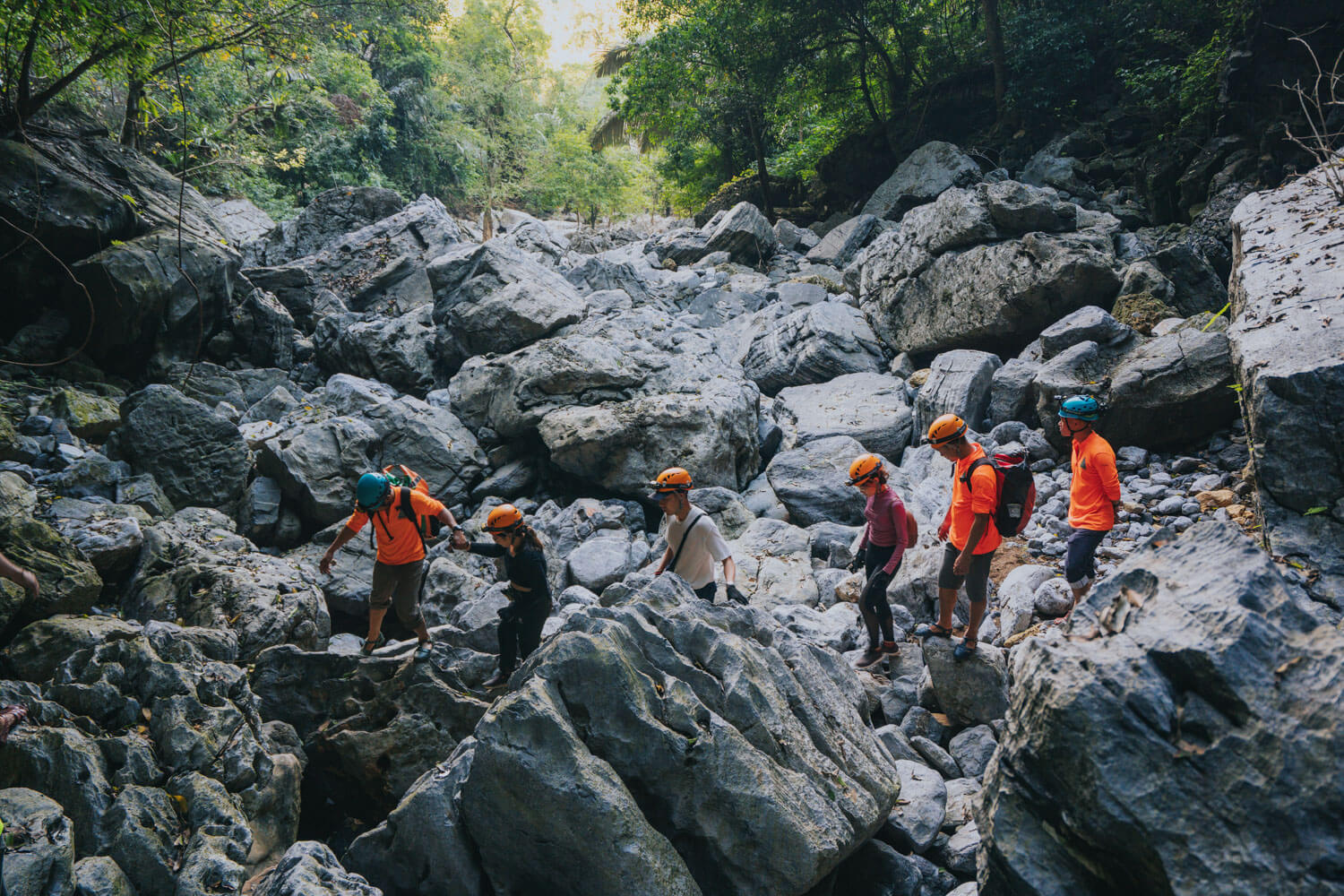 Hành trình trekking băng qua nhiều dốc đá.