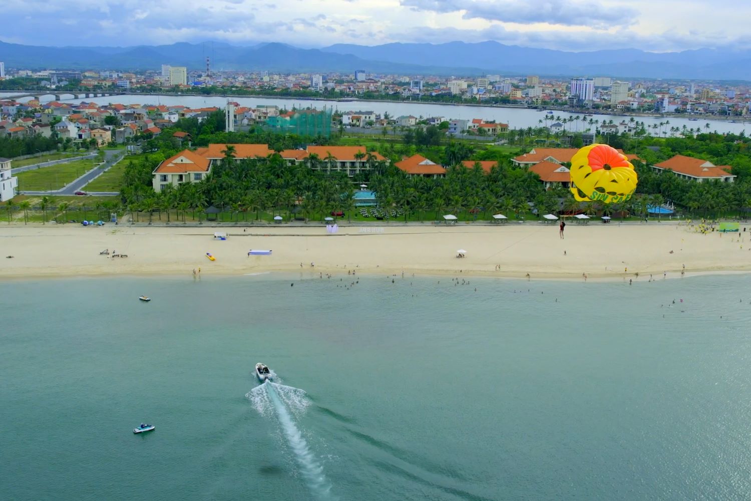Nhiều khu nghỉ dưỡng tổ chức các hoạt động vui chơi bên biển Bảo Ninh.