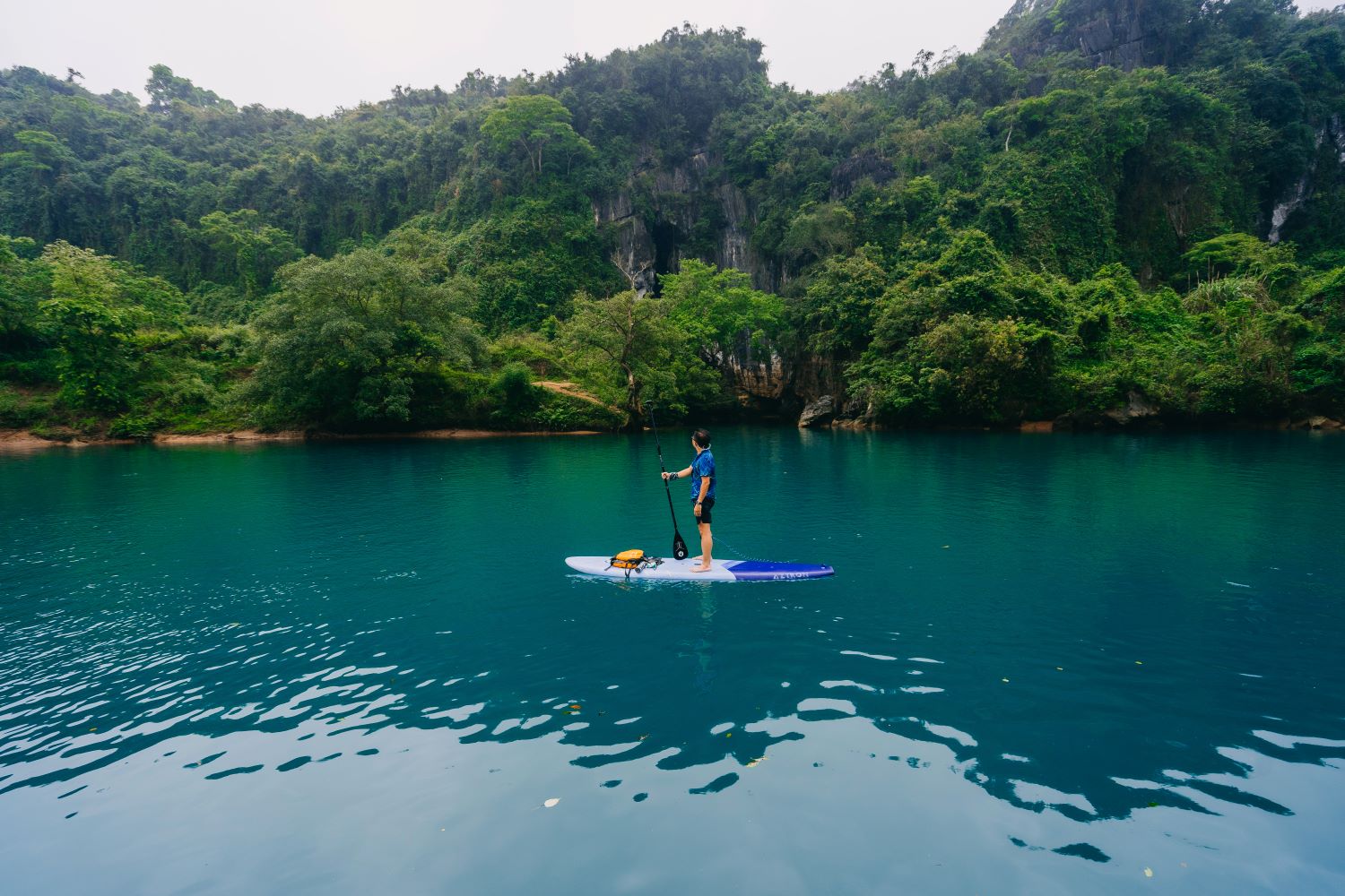 Tại sông Chày, khách du lịch thường tham gia các hoạt động: chèo kayak, bơi lội, trượt zipline,...