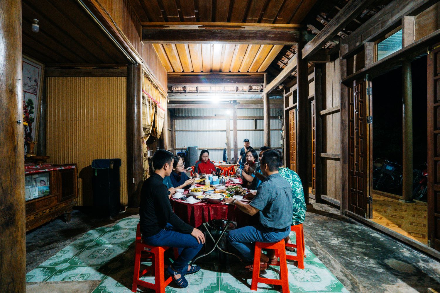 Bữa tối dân dã tại nhà dân với nhiều món ăn ngon miệng.