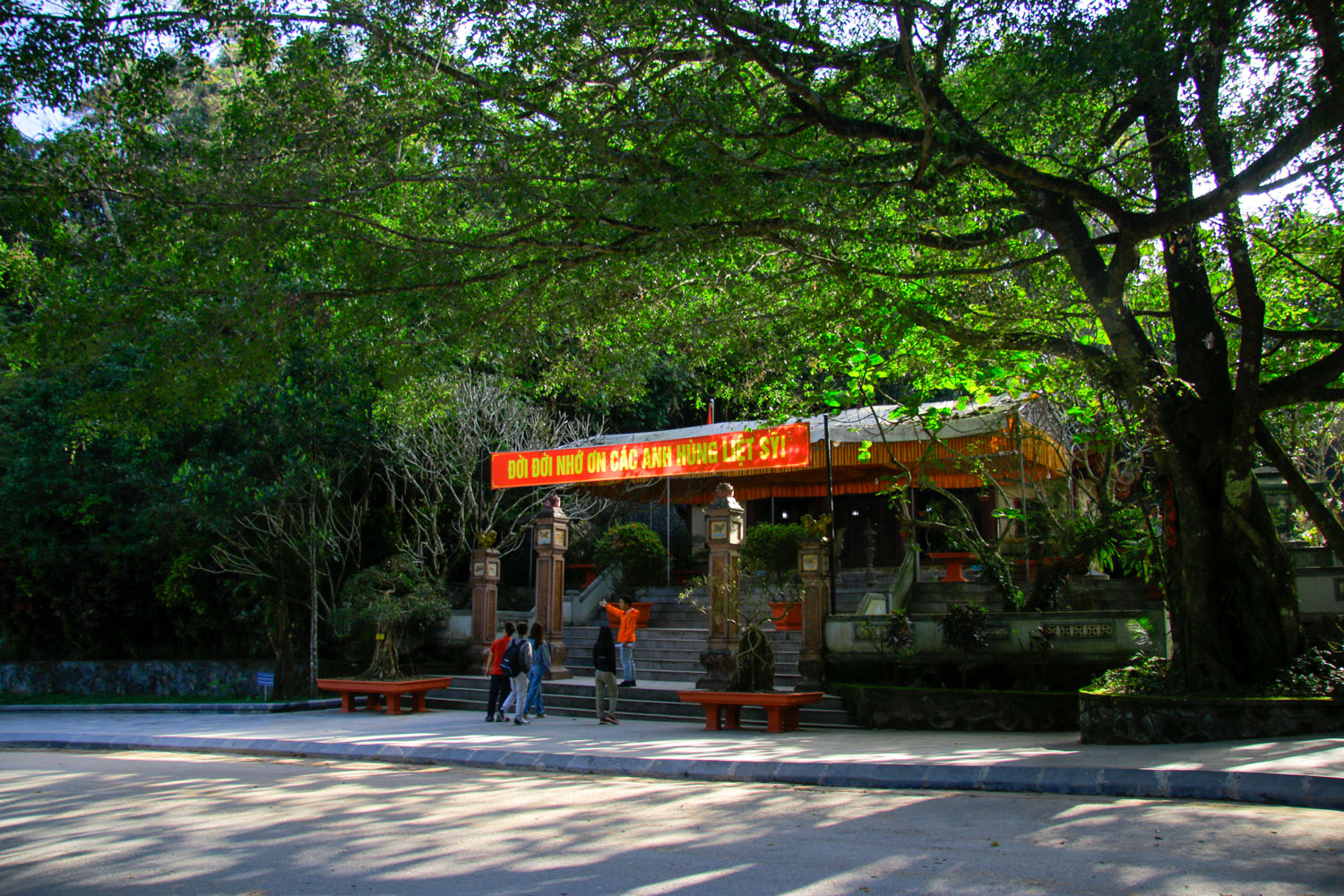 Hang Tám Cô là địa điểm du lịch tâm linh được nhiều du khách quan tâm khi đến Phong Nha.