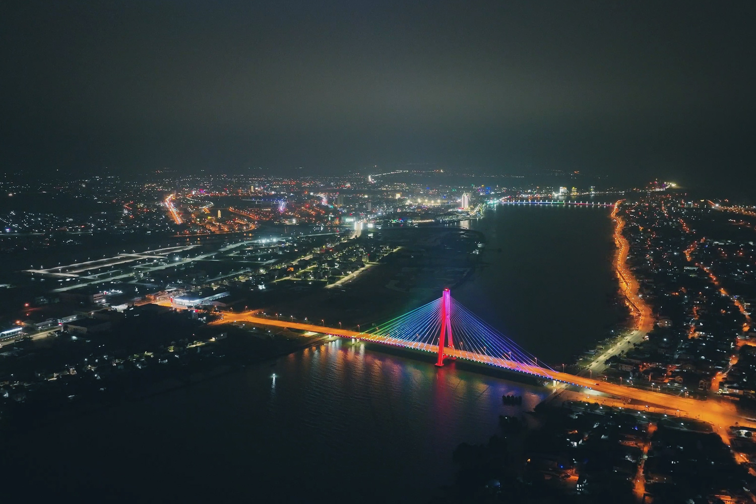 Cầu Nhật Lệ lung linh với ánh đèn led về đêm.