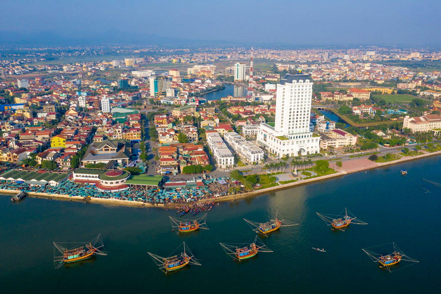 Khung cảnh thành phố Đồng Hới tươi đẹp từ trên cao.
