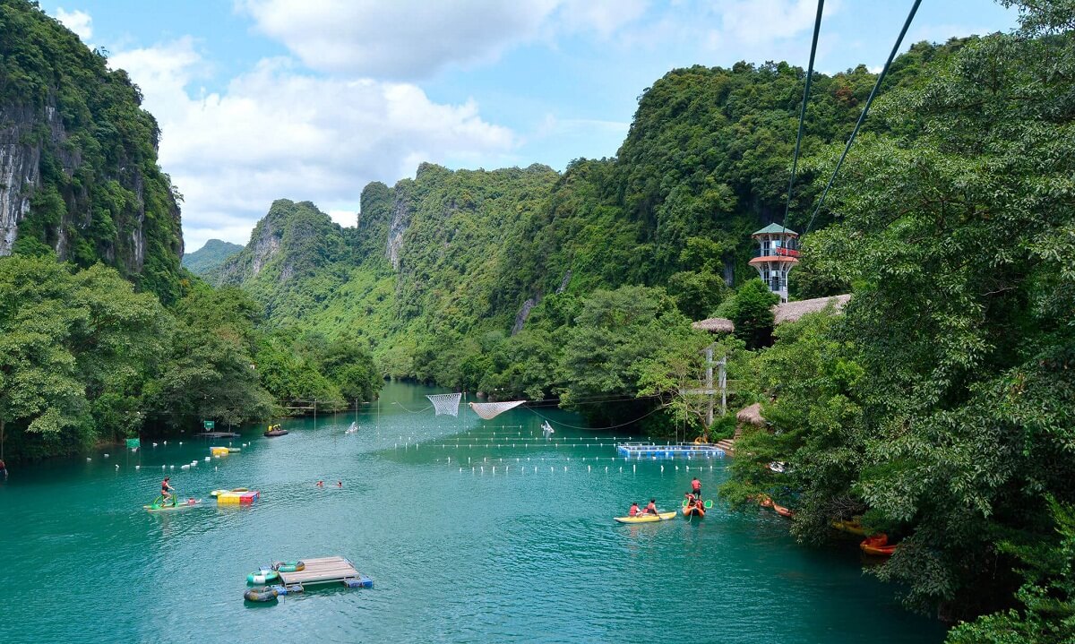 Các hoạt động vui chơi: trượt zipline, chèo kayak trên sông Chày.