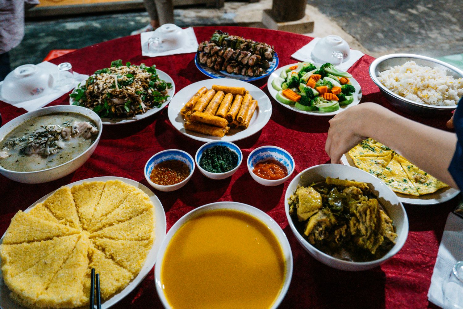 Bữa tối dân dã mà ngon miệng tại nhà người dân ở làng Tân Hóa.