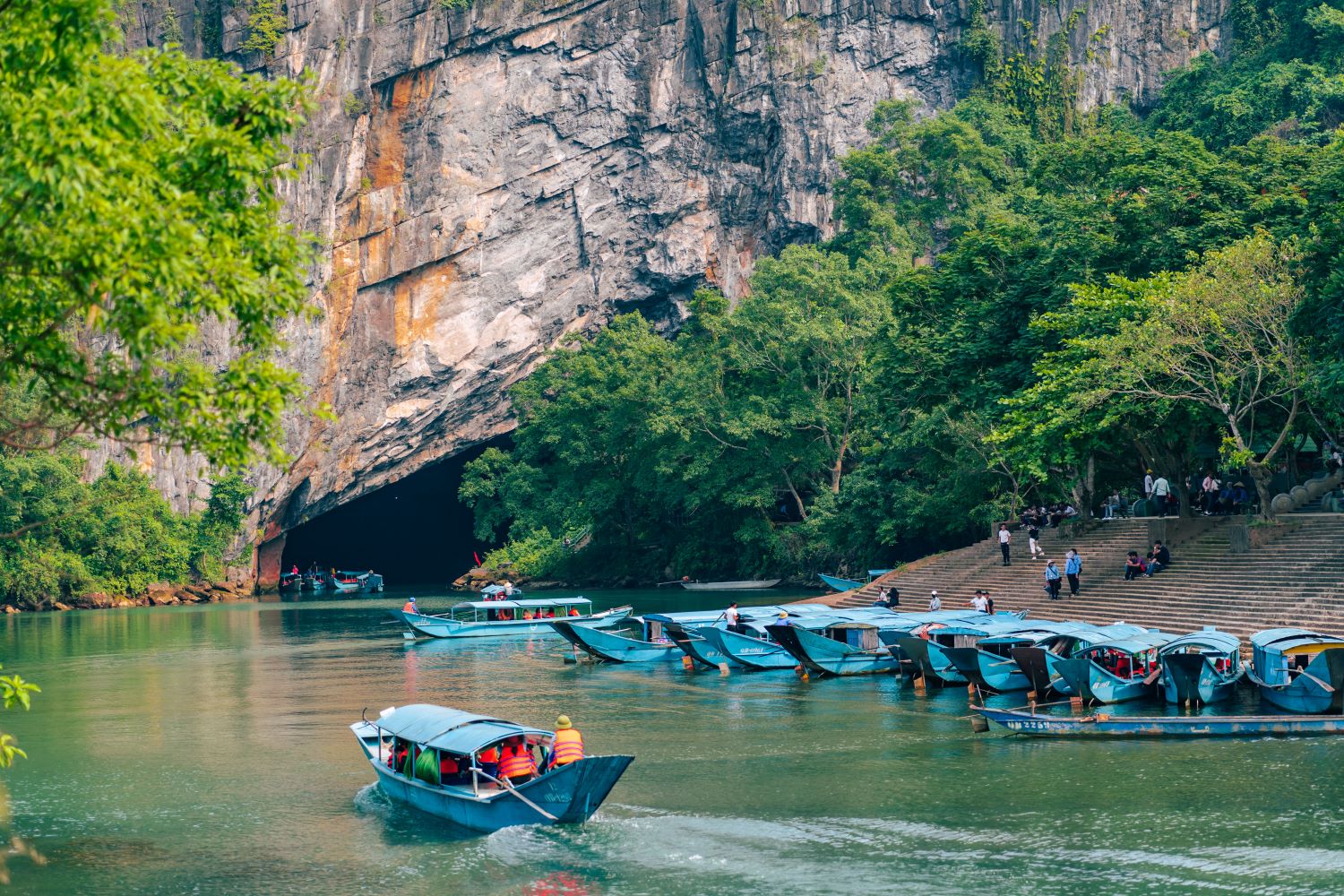 Thuyền đưa du khách di chuyển trên sông Son để đến Động Phong Nha.