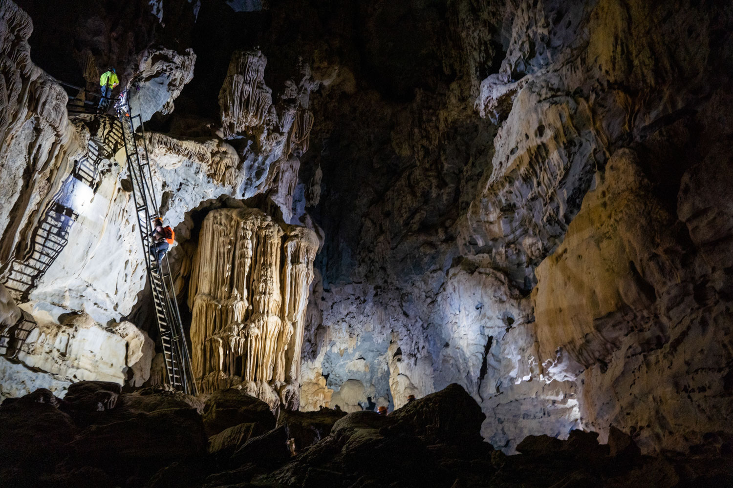 Hang cuối trong hành trình Tú Làn ba ngày là hang Hung Ton với trải nghiệm leo lên cầu thang cao 15 m.