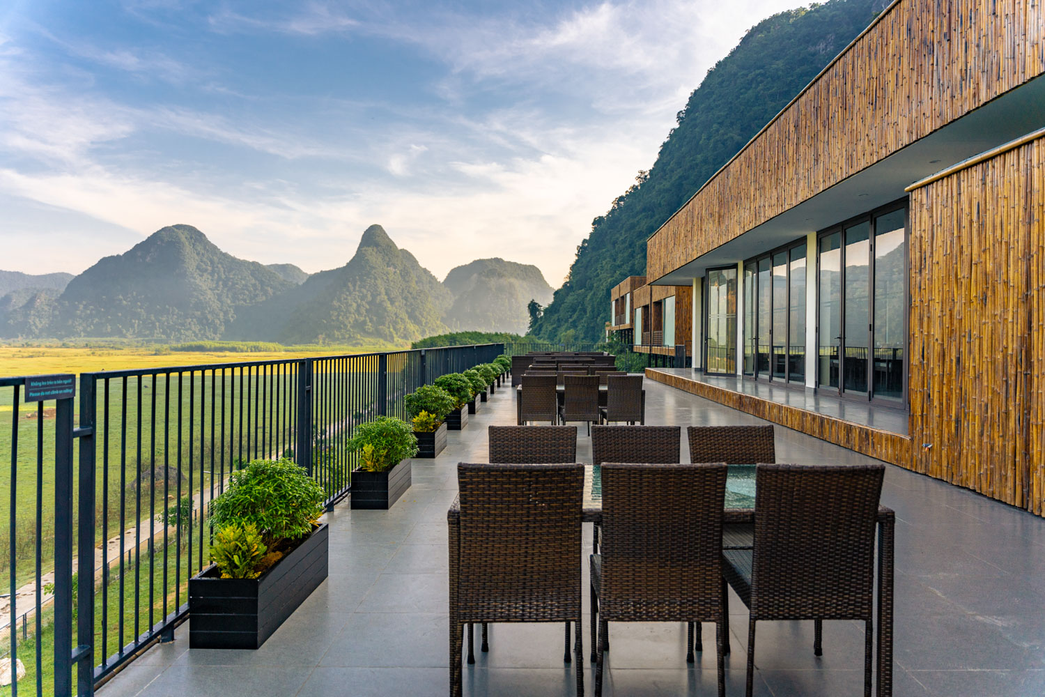 Nhà hàng Tú Làn Lodge với khung cảnh nhìn ra cánh đồng Tân Hóa.