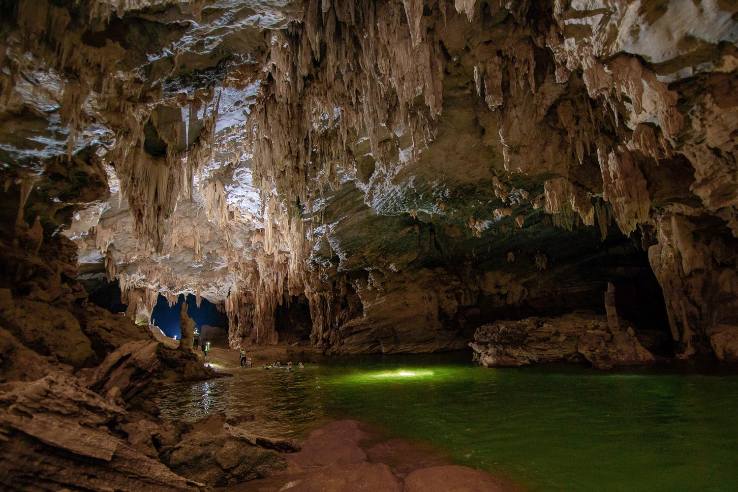 Hang Ken là một trong những hang nước đẹp nhất của hệ thống Tú Làn.