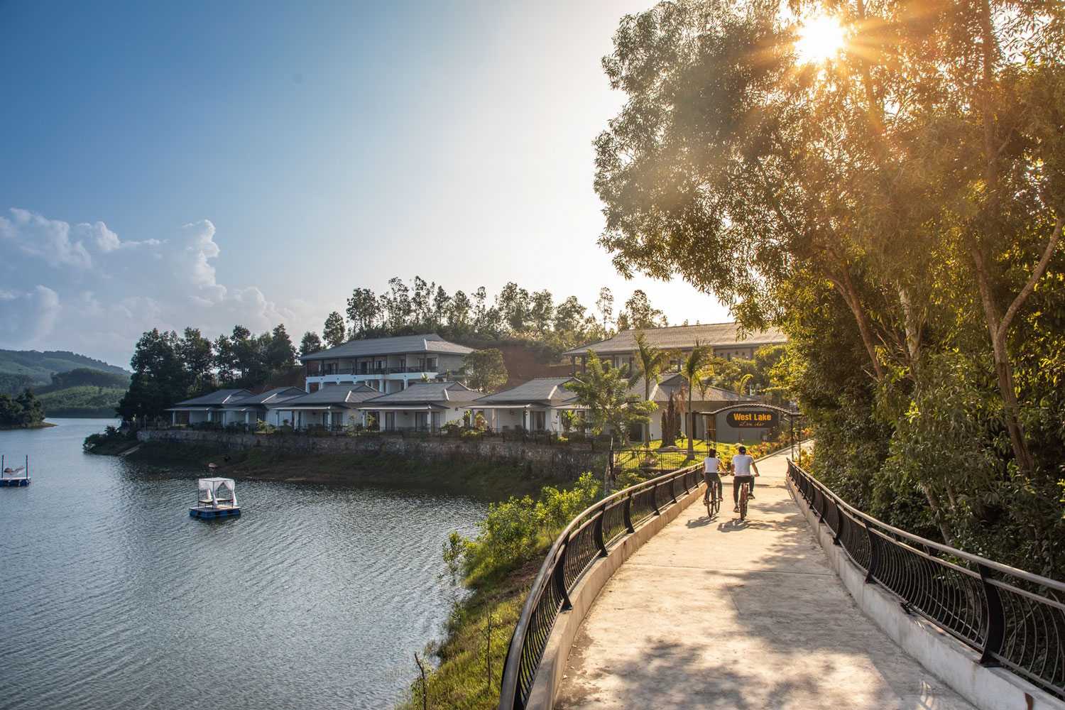 Phong Nha Lake House Resort thơ mộng bên hồ.